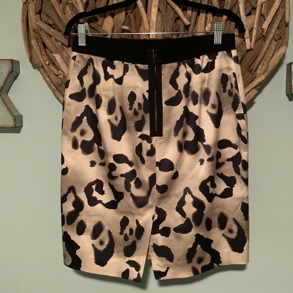 Beautiful Ann Taylor lined Animal print skirt - Picture 3 of 5